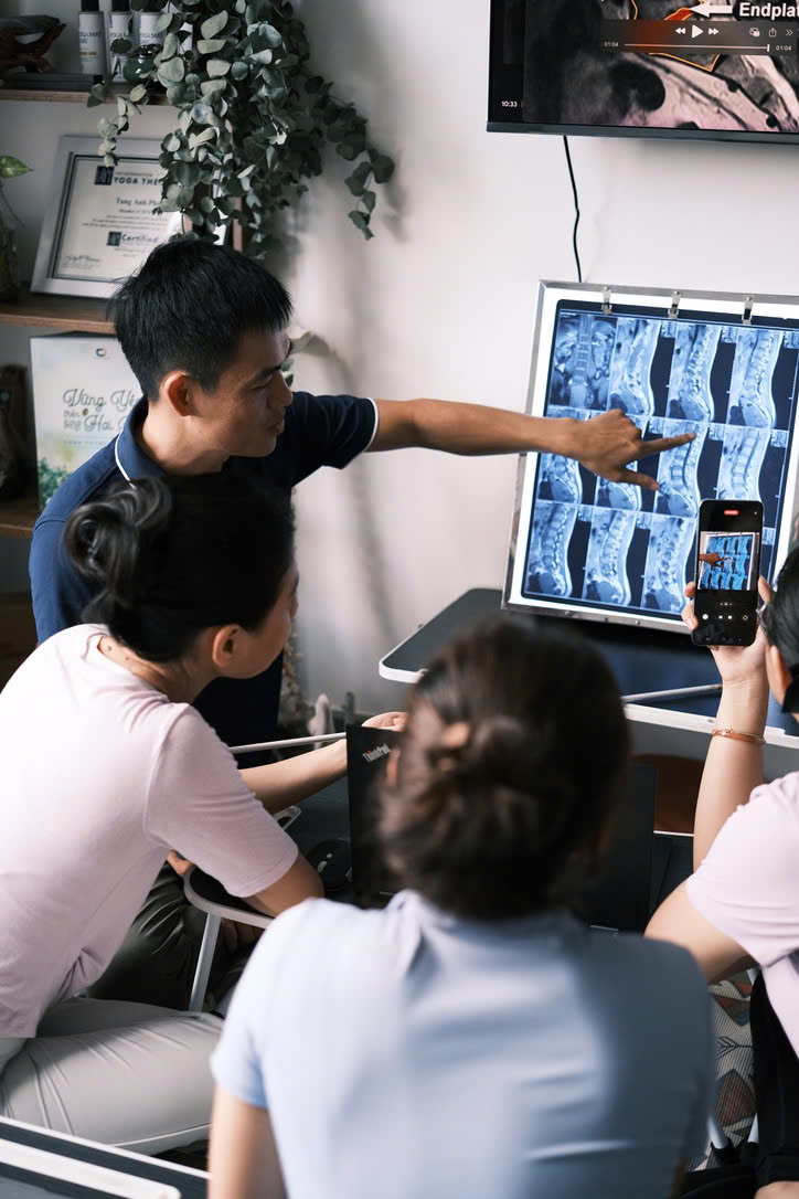 Nhà trị liệu Yoga Tùng Anh